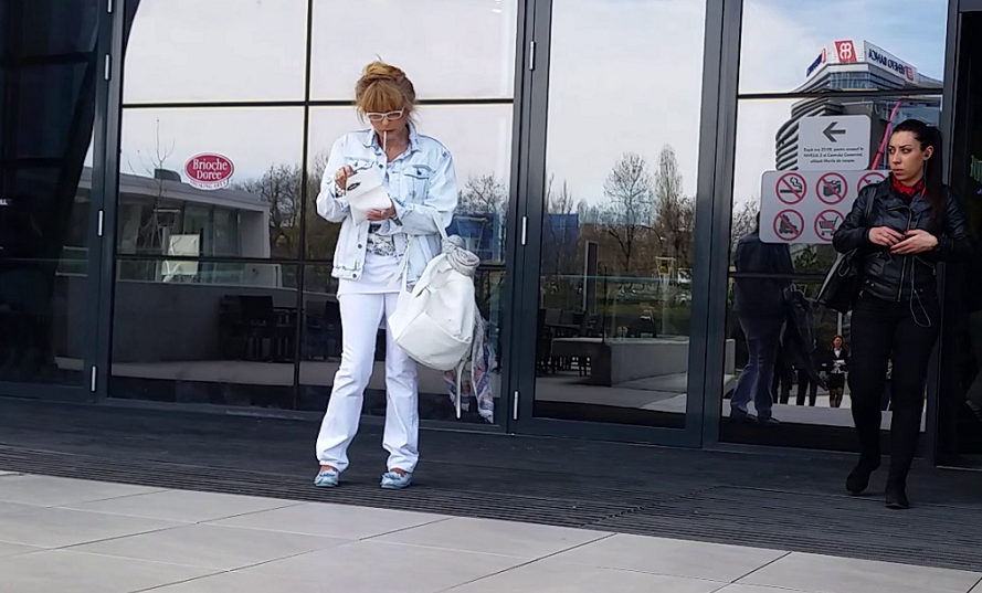 A iesit din mall ca sa-si ia doza de tutun