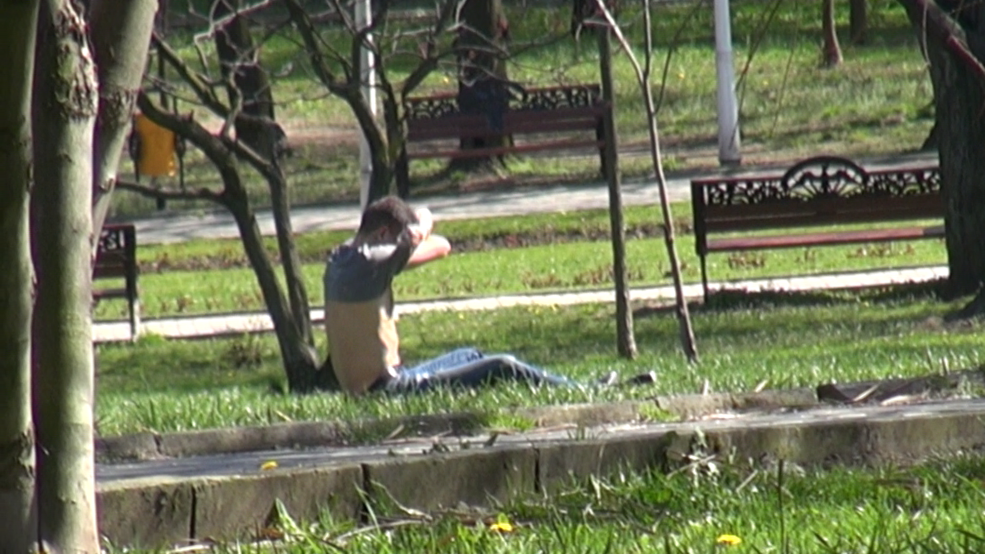 Caldura l-a coplesit pe omul de afaceri, care si-a scos de indata tricoul