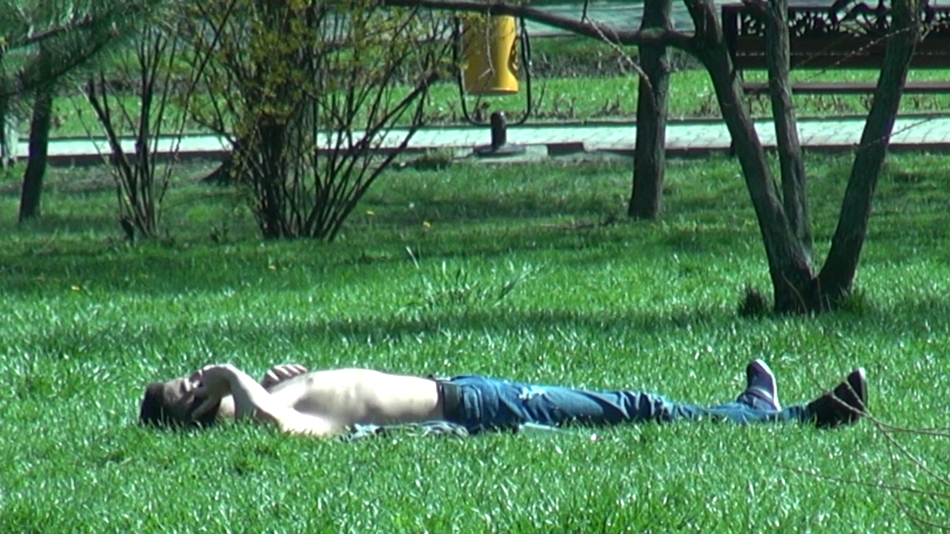 Fara sa stea pe ganduri, Cristian Boureanu se intinde pe iarba, ca si cum ar fi la plaja