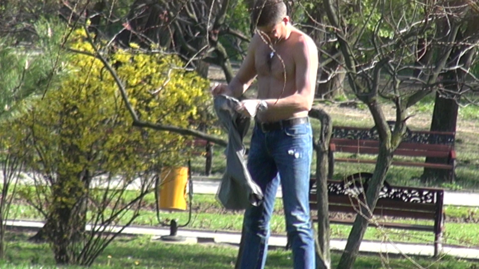 Dupa minute bune de stat la soare, Boureanu se imbraca inapoi