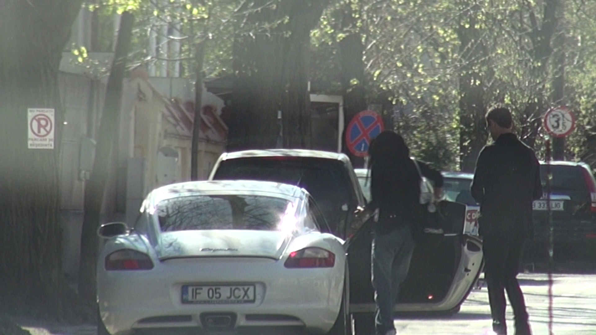 Alex este galant cu Zavo si ii deschide portiera