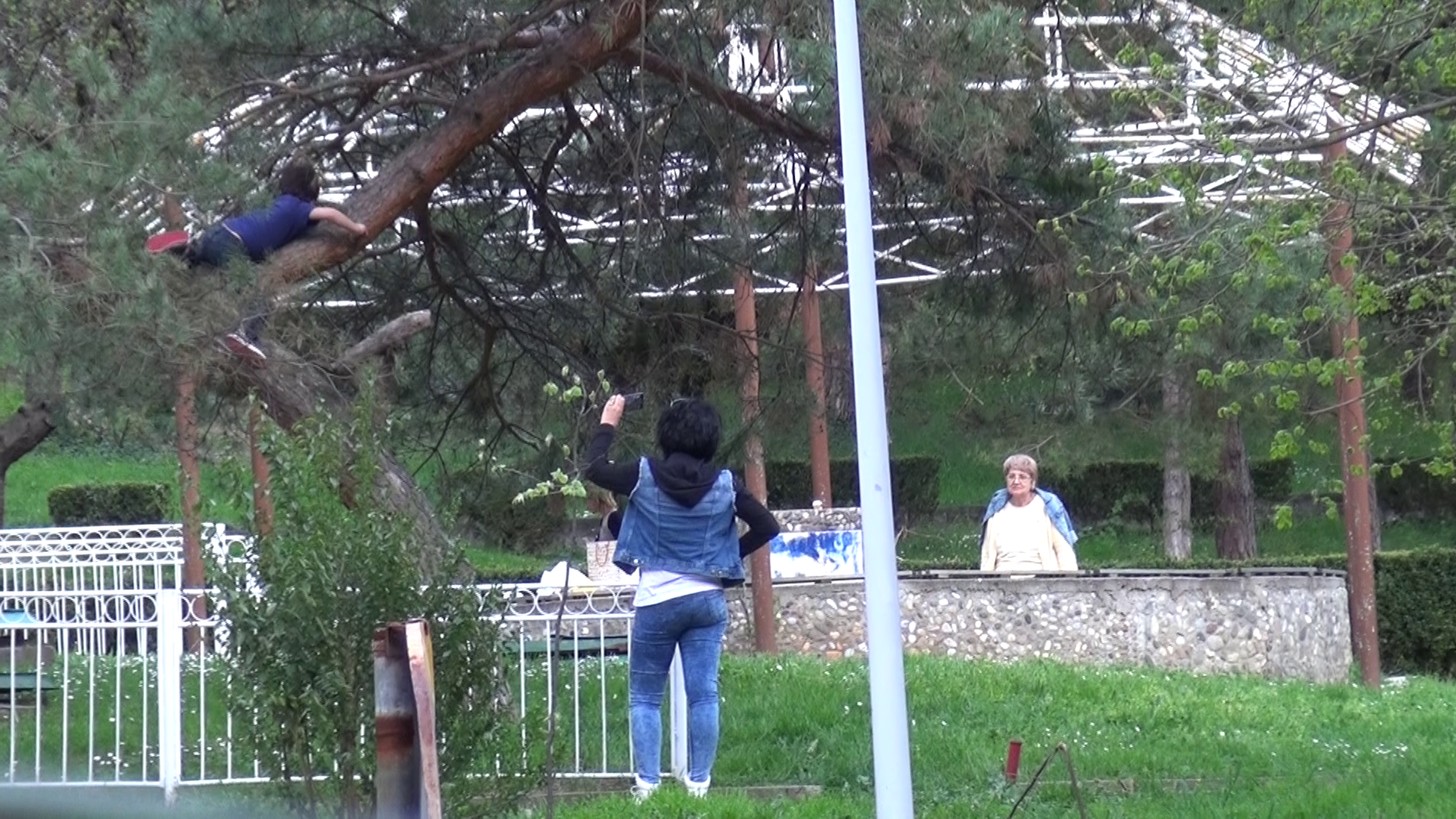 Vedeta i-a facut fotografii continuu