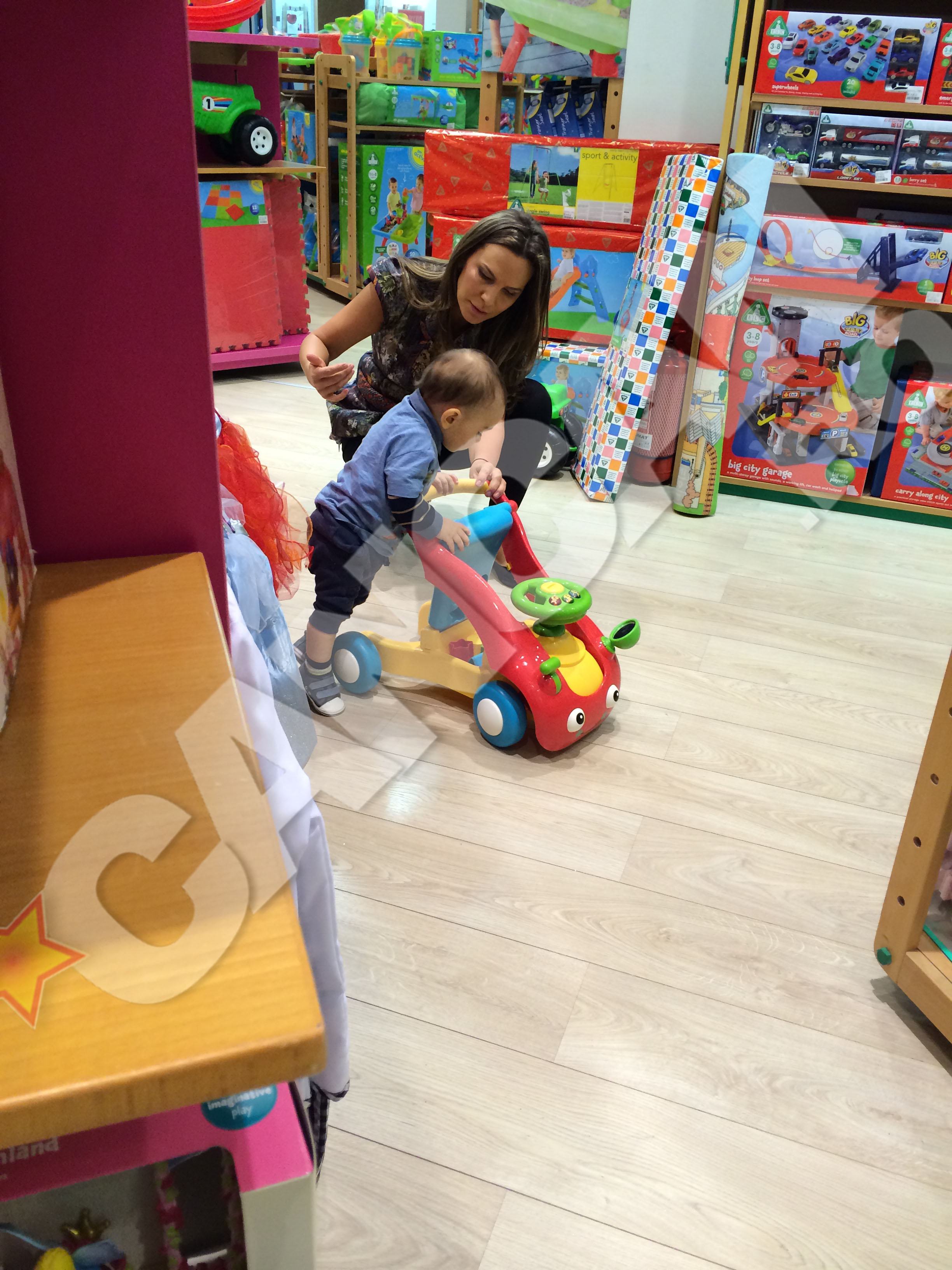 Ii explica micutului pe plac si il lasa sase joace in magazin