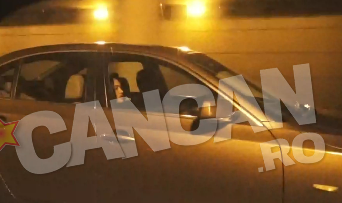 In masina cei doi par extrem de seriosi