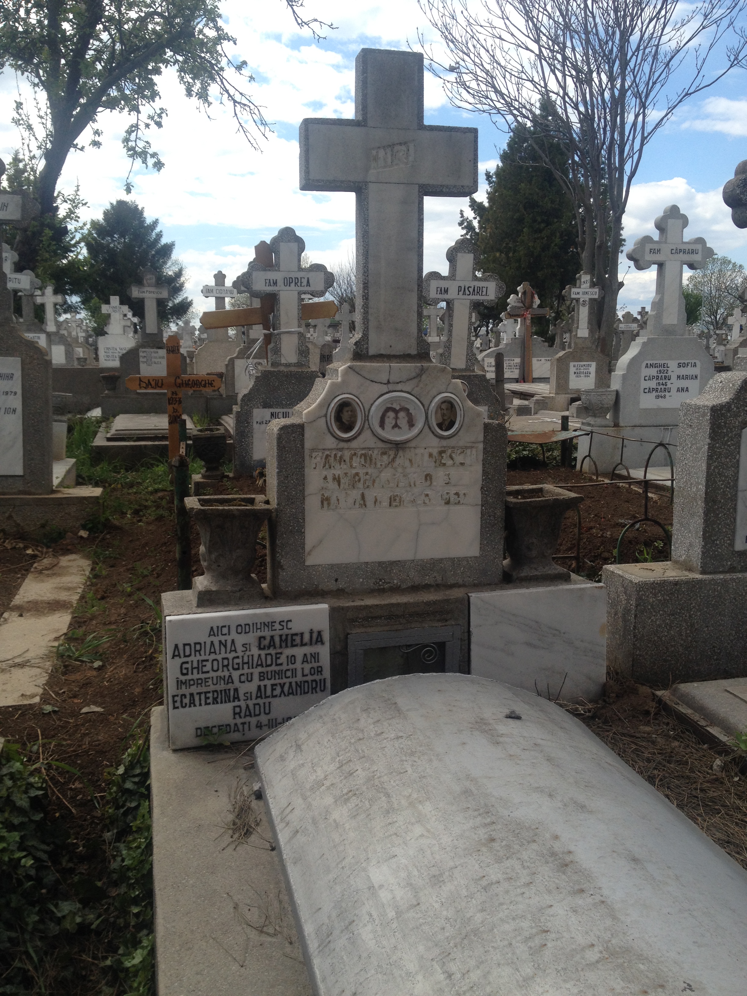 O sursa ne-a spus ca pe la mormant nu a mai trecut nimeni din 2012