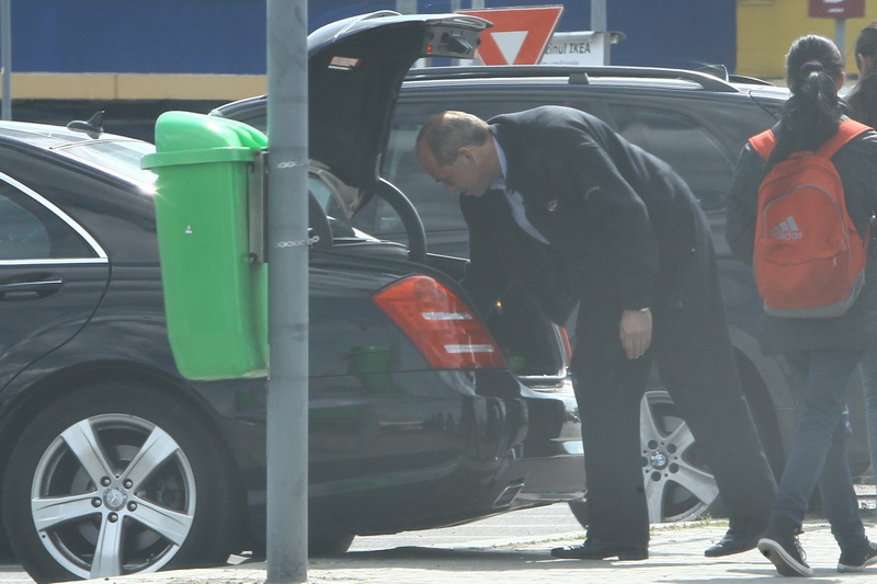Ramas in parcare, soferul Oanei Mizil pregateste portbagajul pentru a pune eventualele cumparaturi ale sefei lui