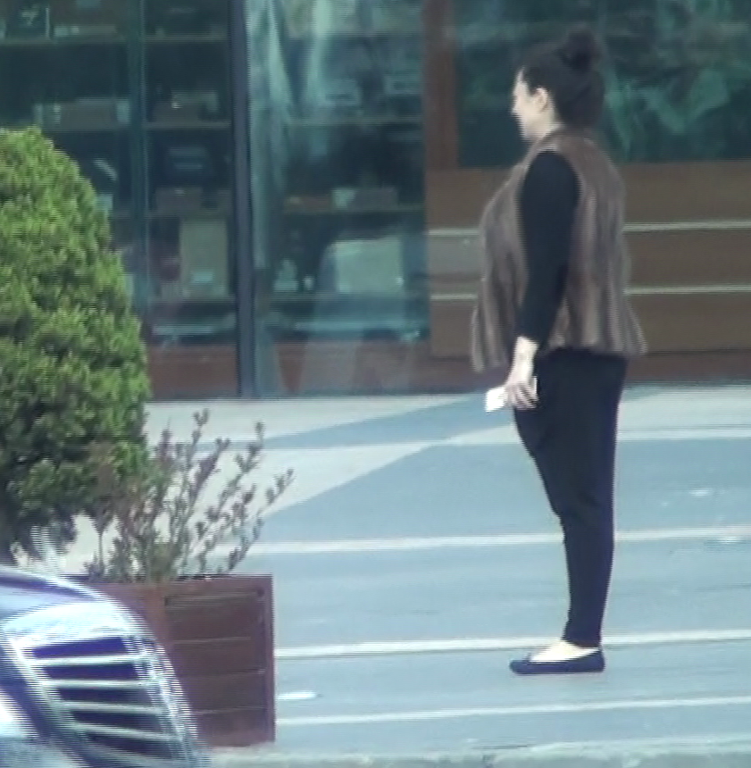 Oana asteapta ca mama ei sa se intorca de la covrigi