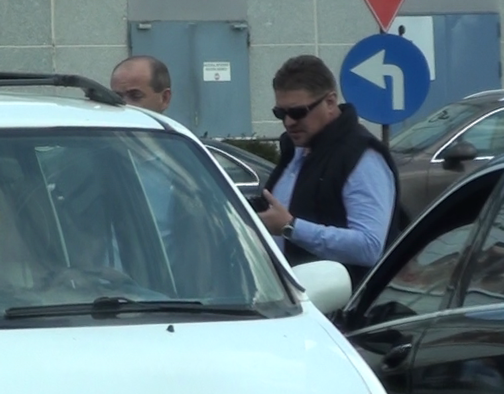 Bodyguardul Oanei Mizil vorbeste, in parcare, cu soferul iubitei lui Vanghelie