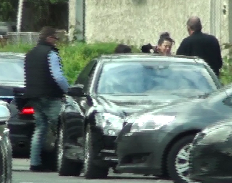 Oana, mama si bodyguardul au ajuns in fata casei in care locuieste iubita lui Vanghelie