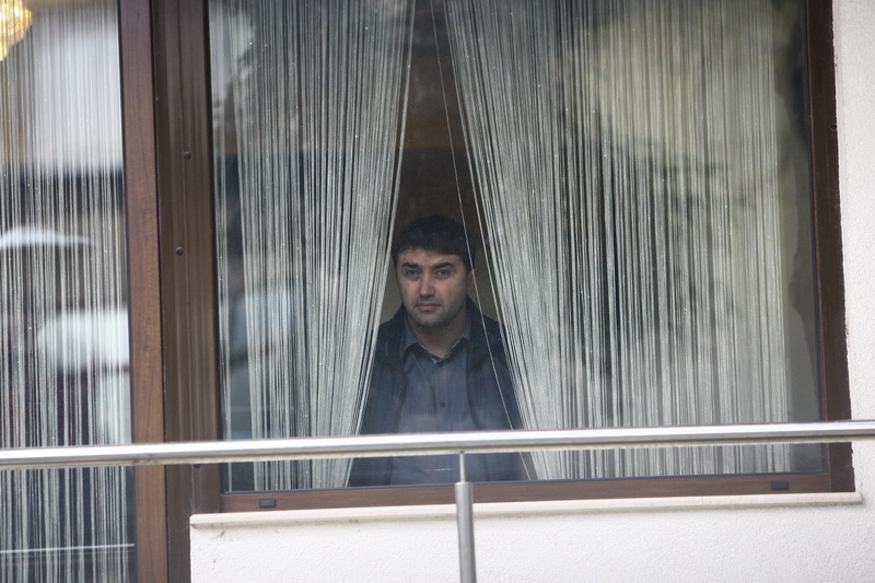 In asteptarea sefului, plictisit, Lutu a privit pe geam