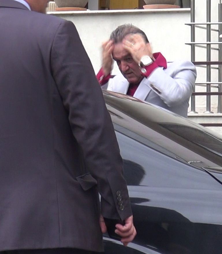 Gigi s-a uitat in geamul portierei si si-a facut freza dupa placul lui