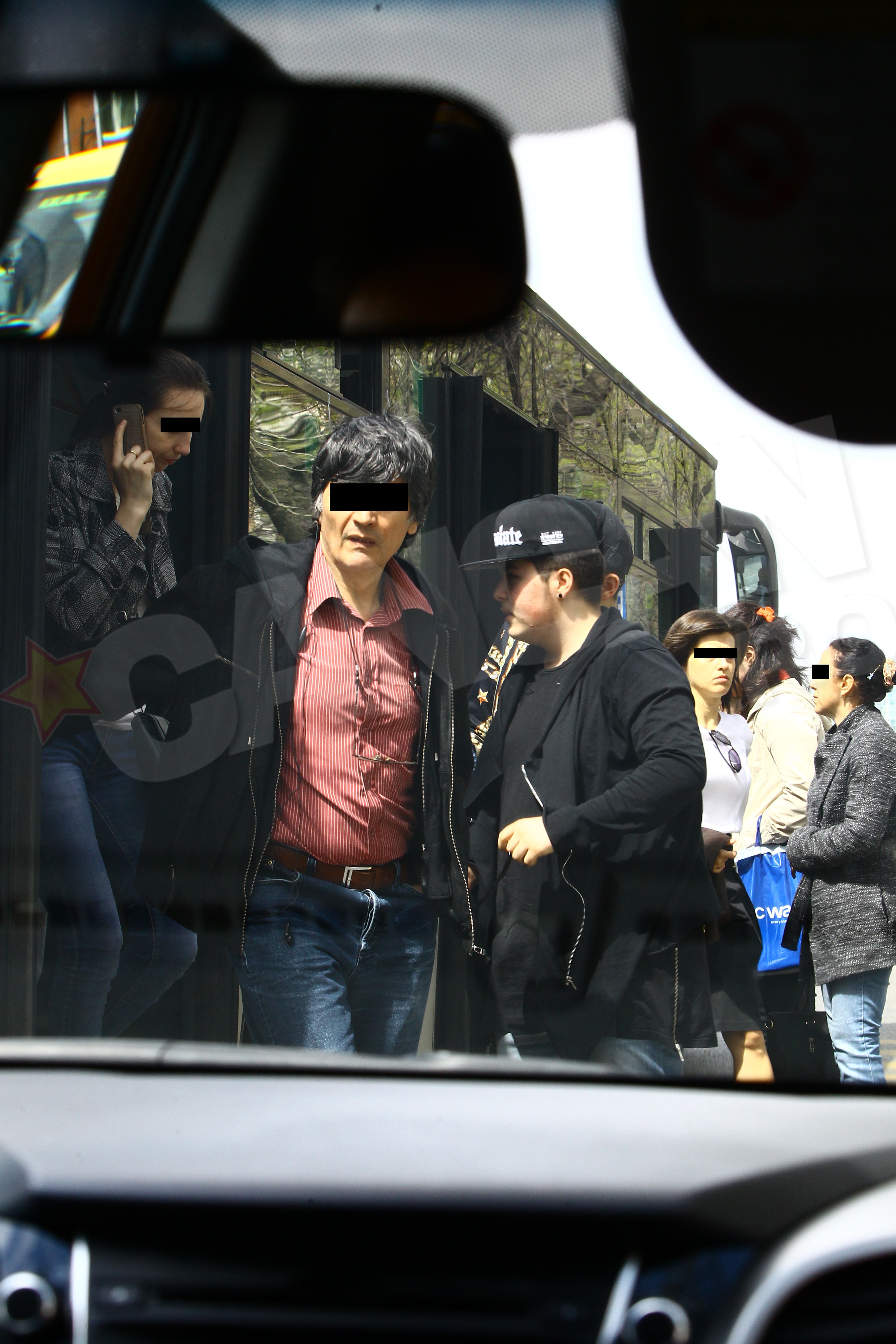 Cei doi cantareti se urca in autobuz