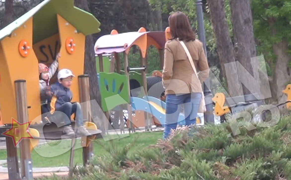 Mihaela si-a scos copiii in parca