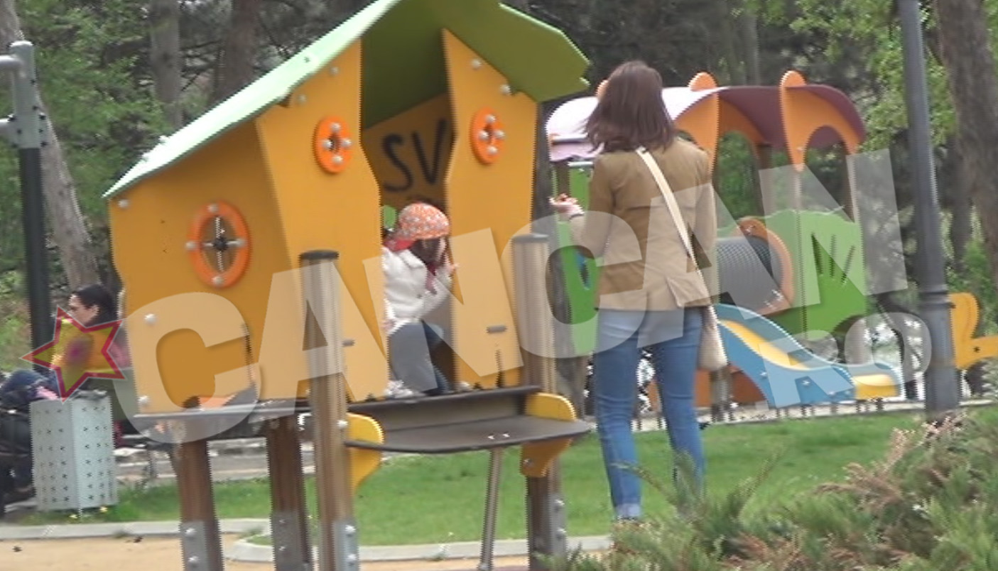 Vedeta isi supravegheaza atent copiii