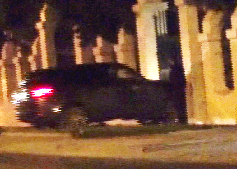 In noapte, masina in care se afla si iubitul Teodorei a intrat pe poarta casei latifundiarului