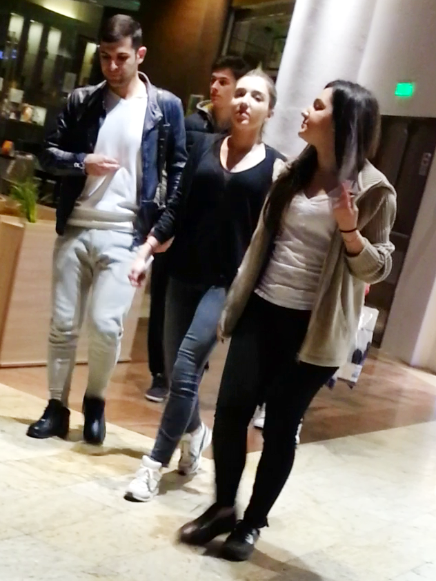 Teodora, iubitil ei si sora acesteia au mers impruna la mall, acolo unde s-au distrat de minune