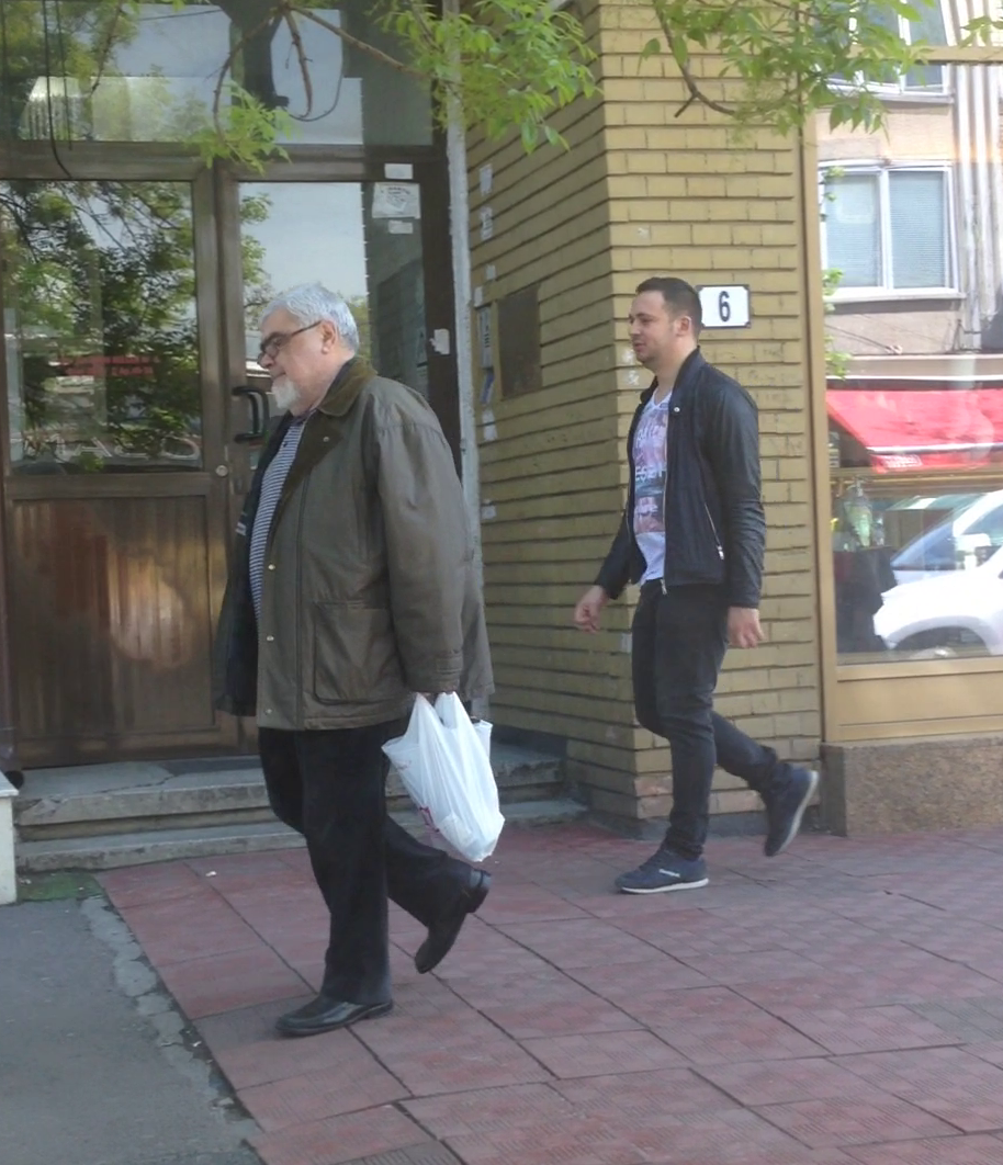 Plesu a facut cumparaturile si se intoarce la masina