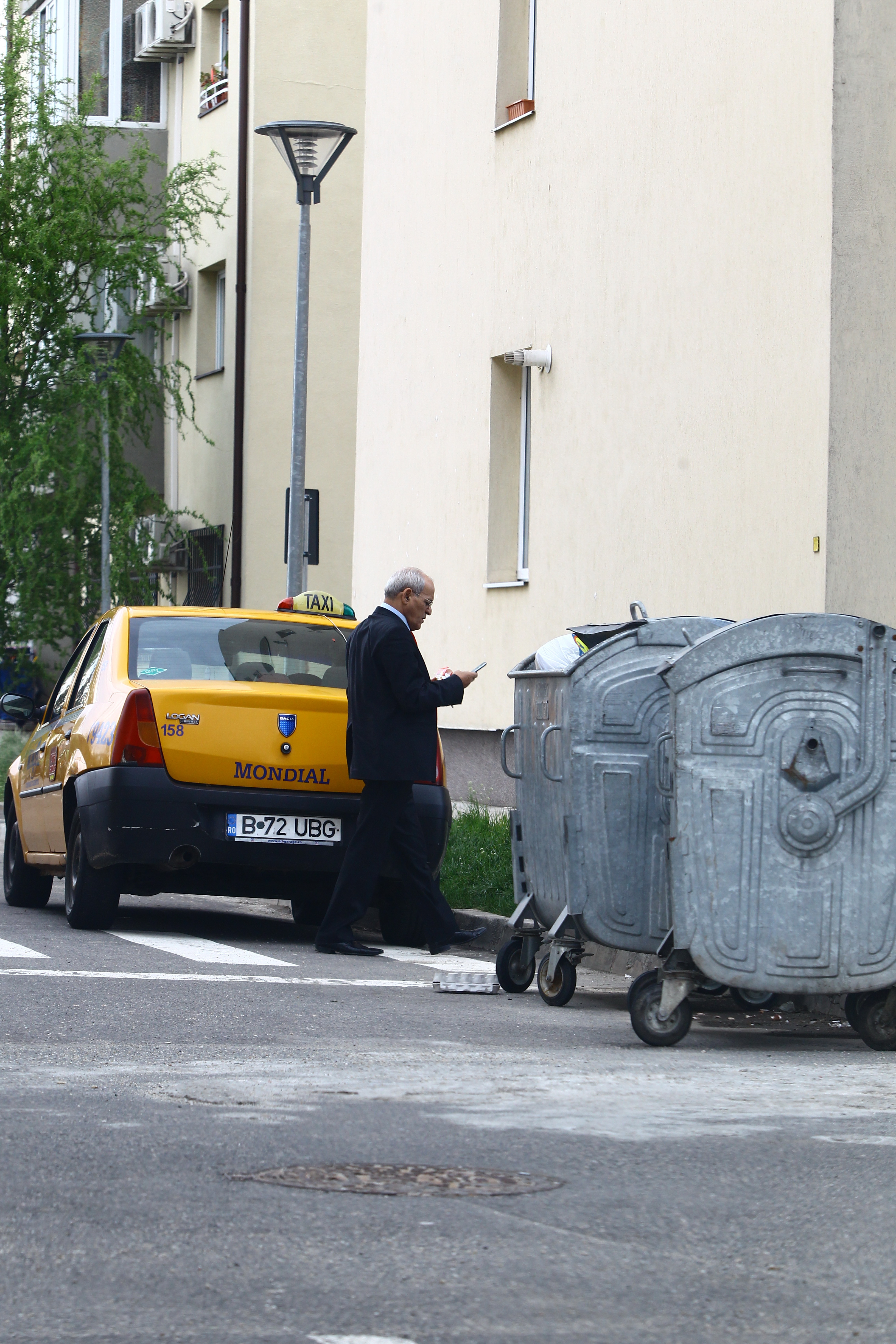 Artistul se intoarce mahnit acasa