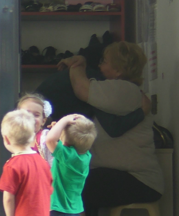 Una dintre angajate a imbratisat-o