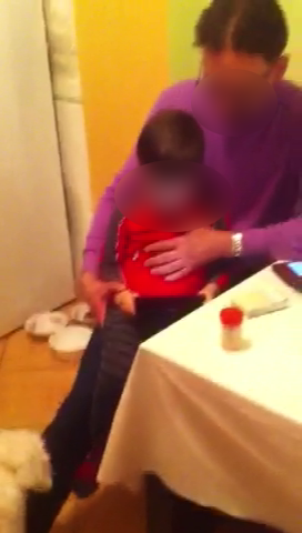 Asa a ales prezentatoarea TV sa isi distreze baiatul cel mic