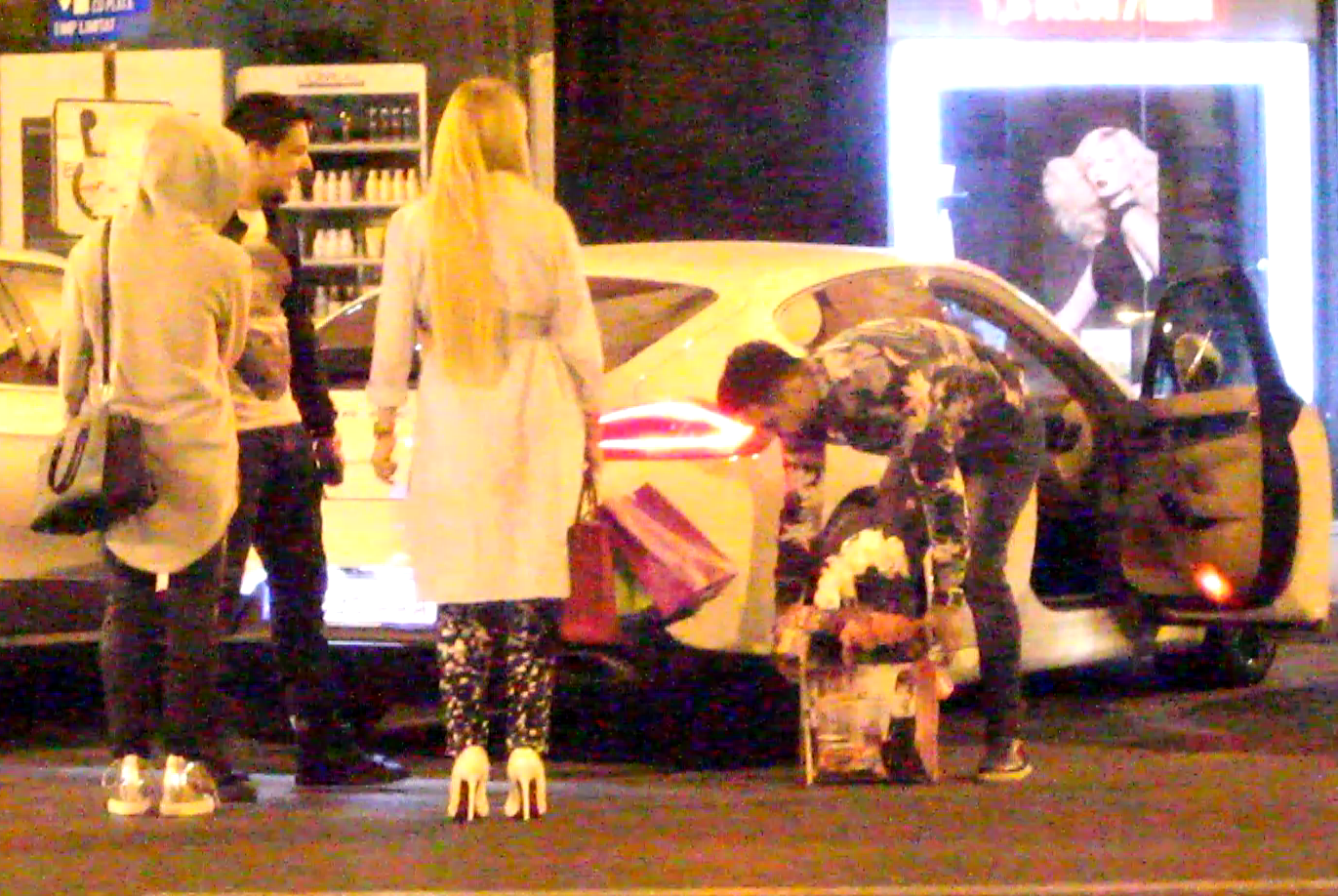 Iubitul Andei a pus glorile pe locul din dreapta soferului, iar el s-a urcat in spate