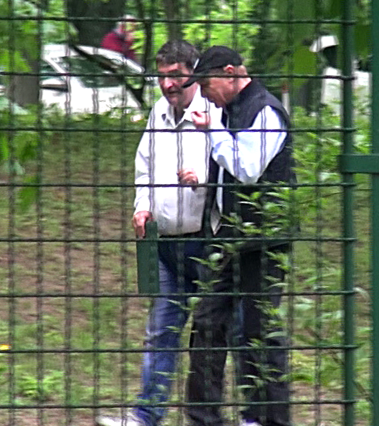 Traian Basescu a purtat o sapca, semn ca nu a vrut sa fie recunoscut de trecatori