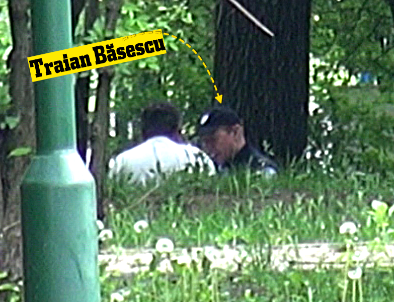 Basescu si barbatul s-au oprit timp de cateva secunde