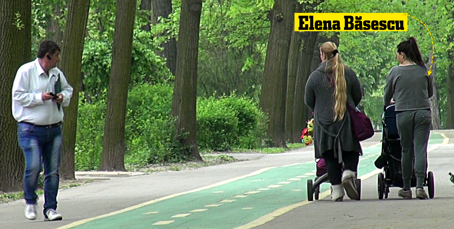 Elena Basescu a trecut pe langa barbatul care s-a intalnit cu tatal sau. Daca acesta s-a intors, EBA a trecut impasibila