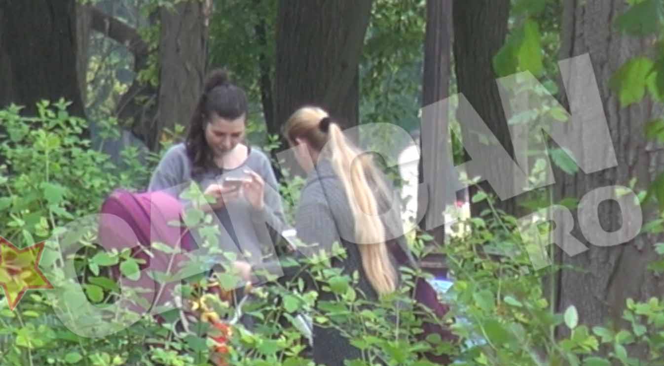 Eba se opreste un moment pentru a-si verifica telefonul