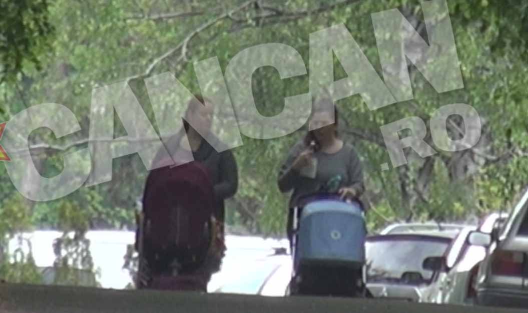 Elena savureaza o inghetata