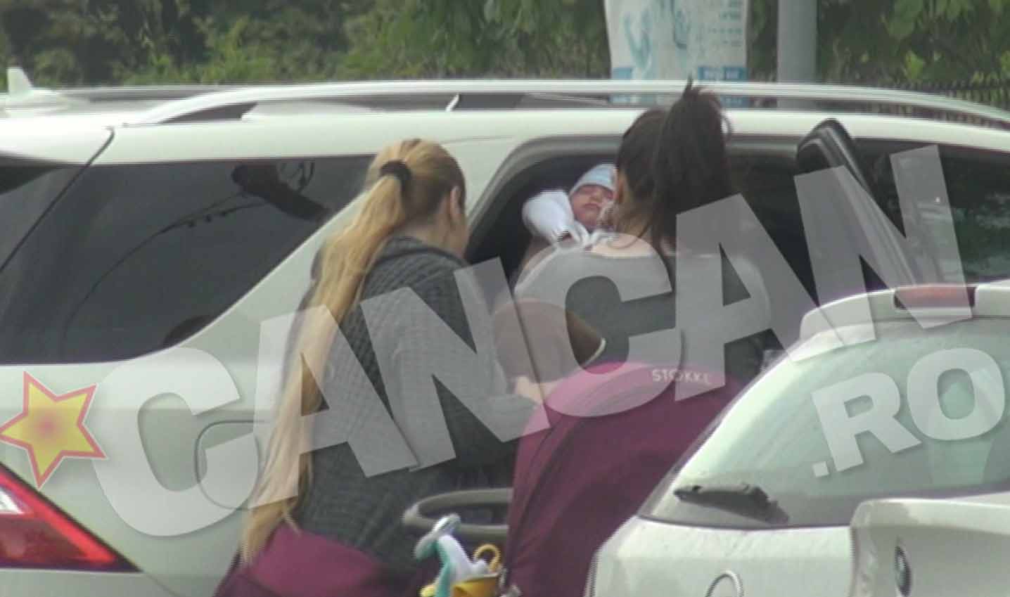 Elena este atenta ca Traian sa stea comod in scaunul din masina