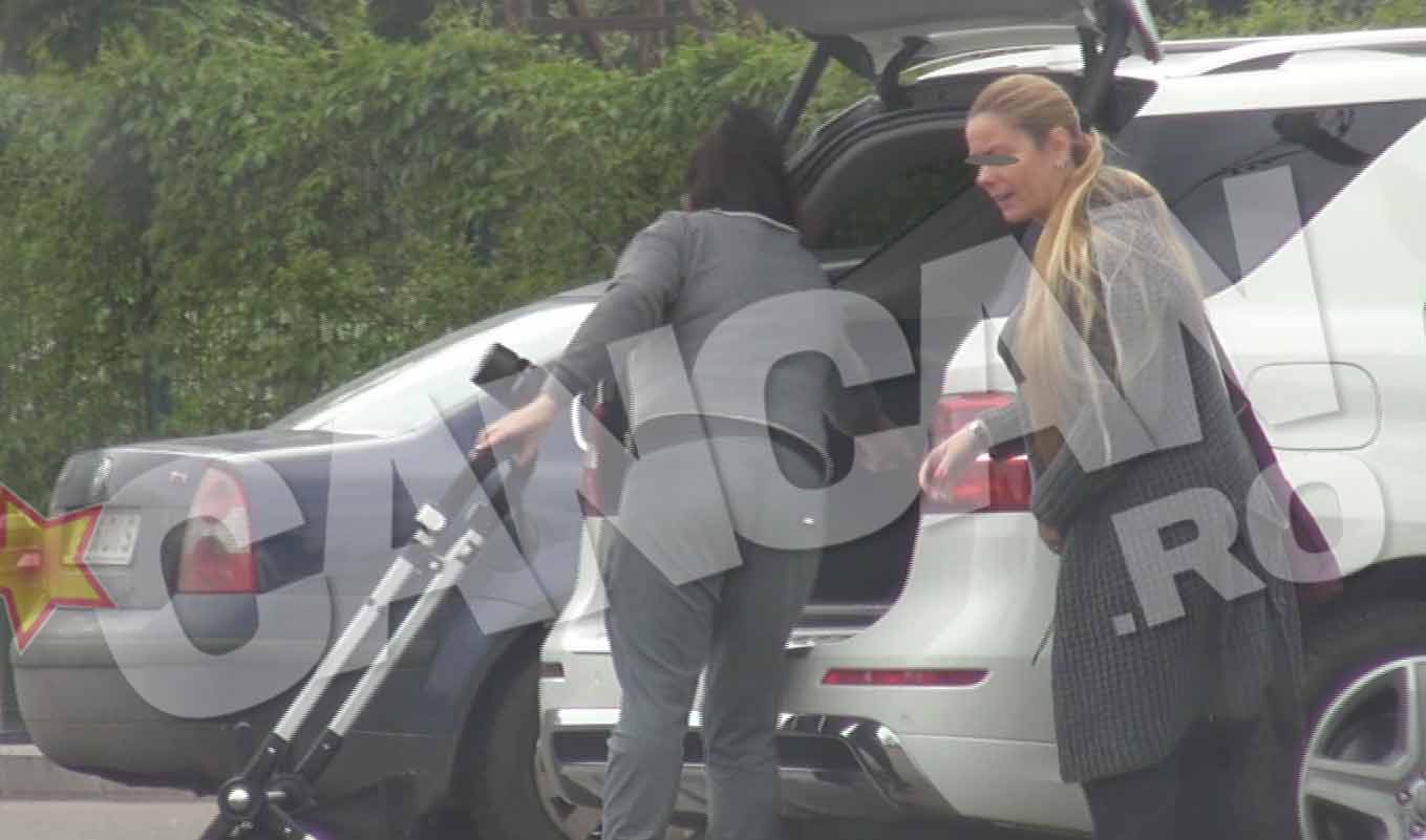 Se chinuie sa faca loc caruciorului in portbagaj