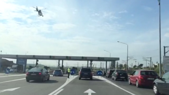 Elicopterul politiei rutiere survoleaza autostrada