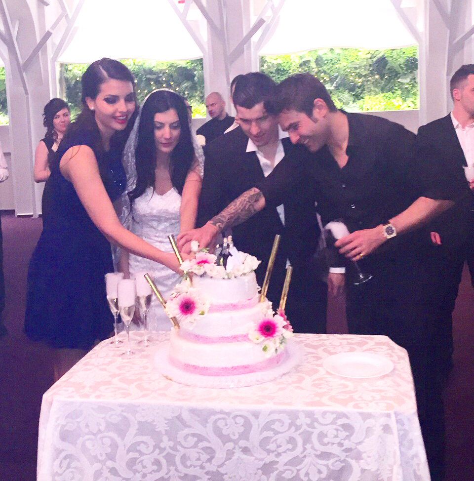 Adrian Mutu si Sandra Bachici au taiat tortul miresei