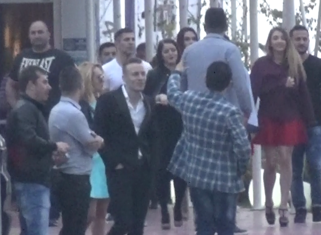 Fetele latifundiarului au iesit din club cand se luminase de ziua