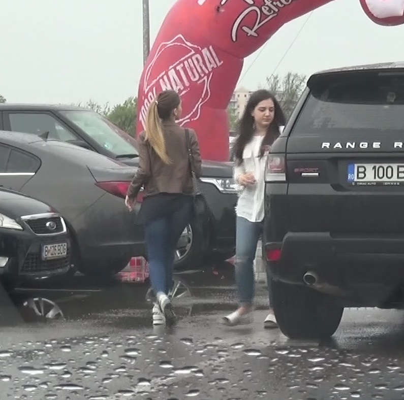 Teodora (dreapta) si Alexandra (stanga) au coborat din masina in fata clubului din Mamaia