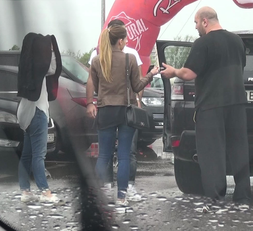 Fene Dediu a venit cu bratarile care le permite accesul fetelor in club