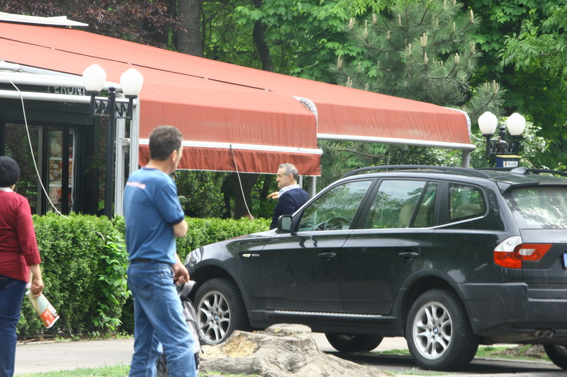 Gigi discuta si gesticuleaza in mijlocul strazii