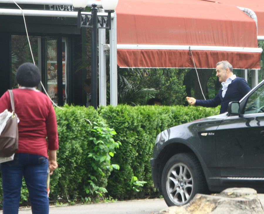 Gigi a stat cateva minute in fata gardului viu si a dialogat cu apropiatii sai