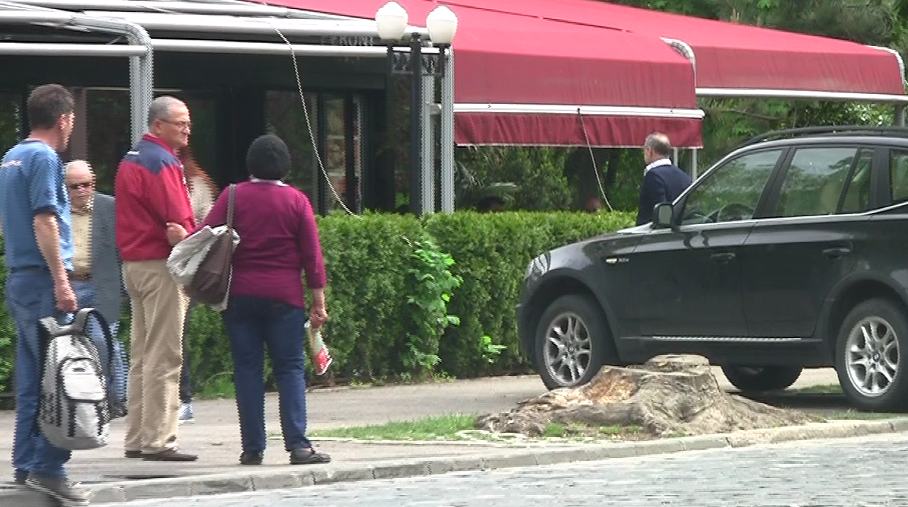 Trecatorii aflati in statia de autobuz au privit mirati intreaba scena