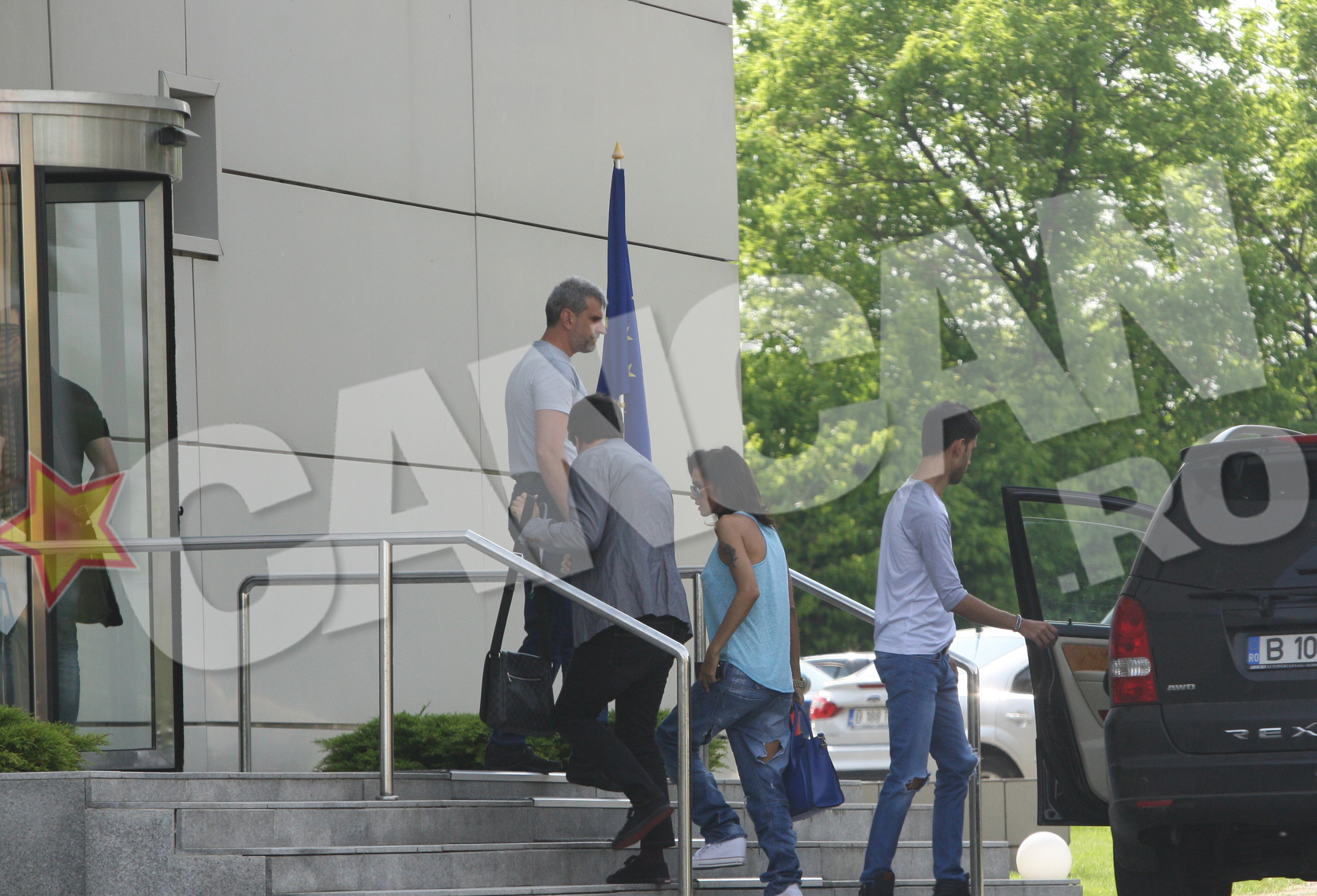 Alex ramane la masina cat vedeta isi rezolva treburile