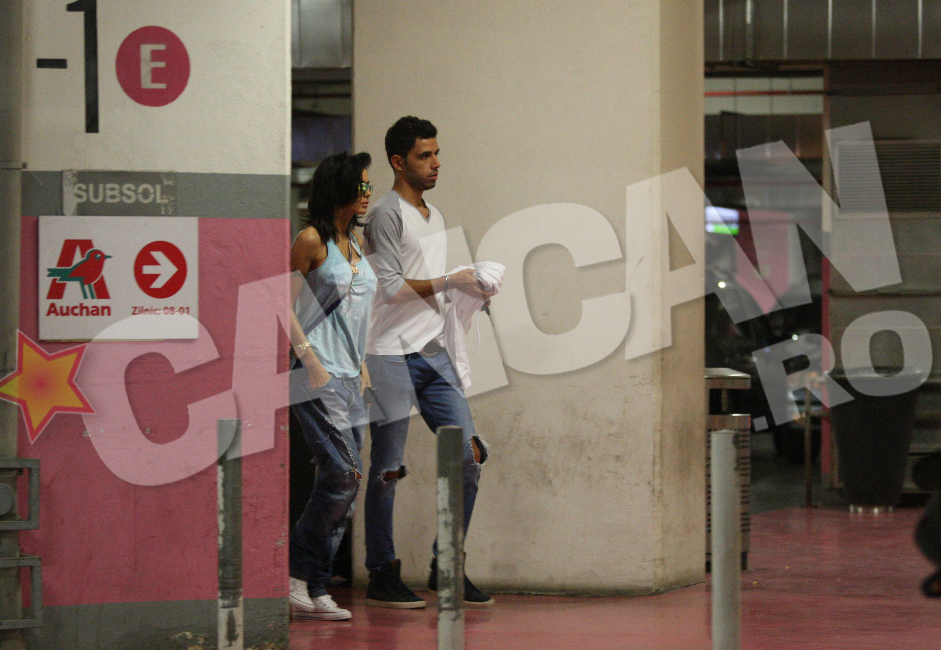 Cei doi ajung in parcarea unui mall din Capitala