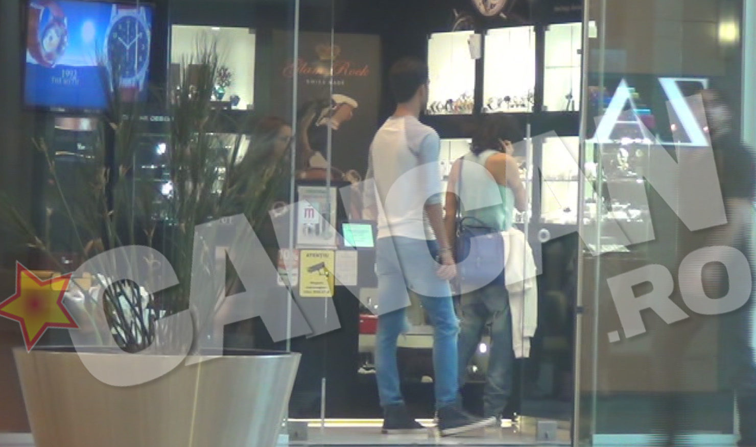 Cei doi fac o oprire la magazinul de bijuterii