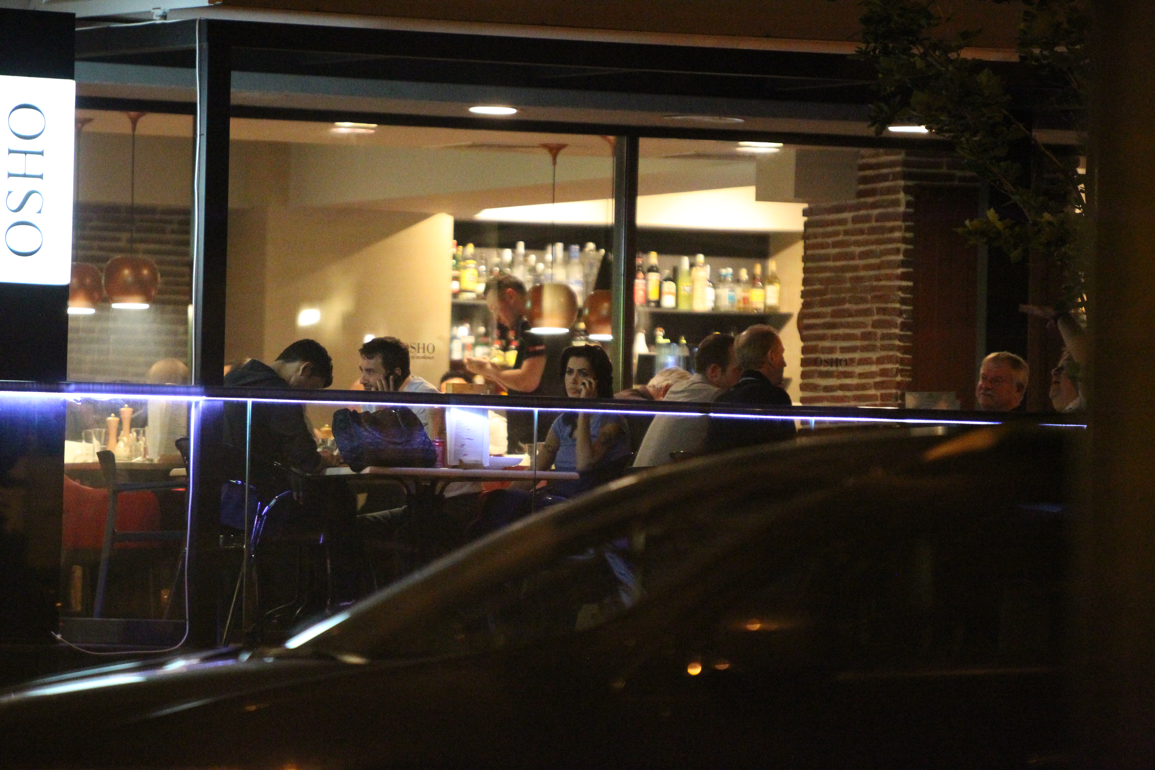 Oana vorbeste incontinuu la telefon