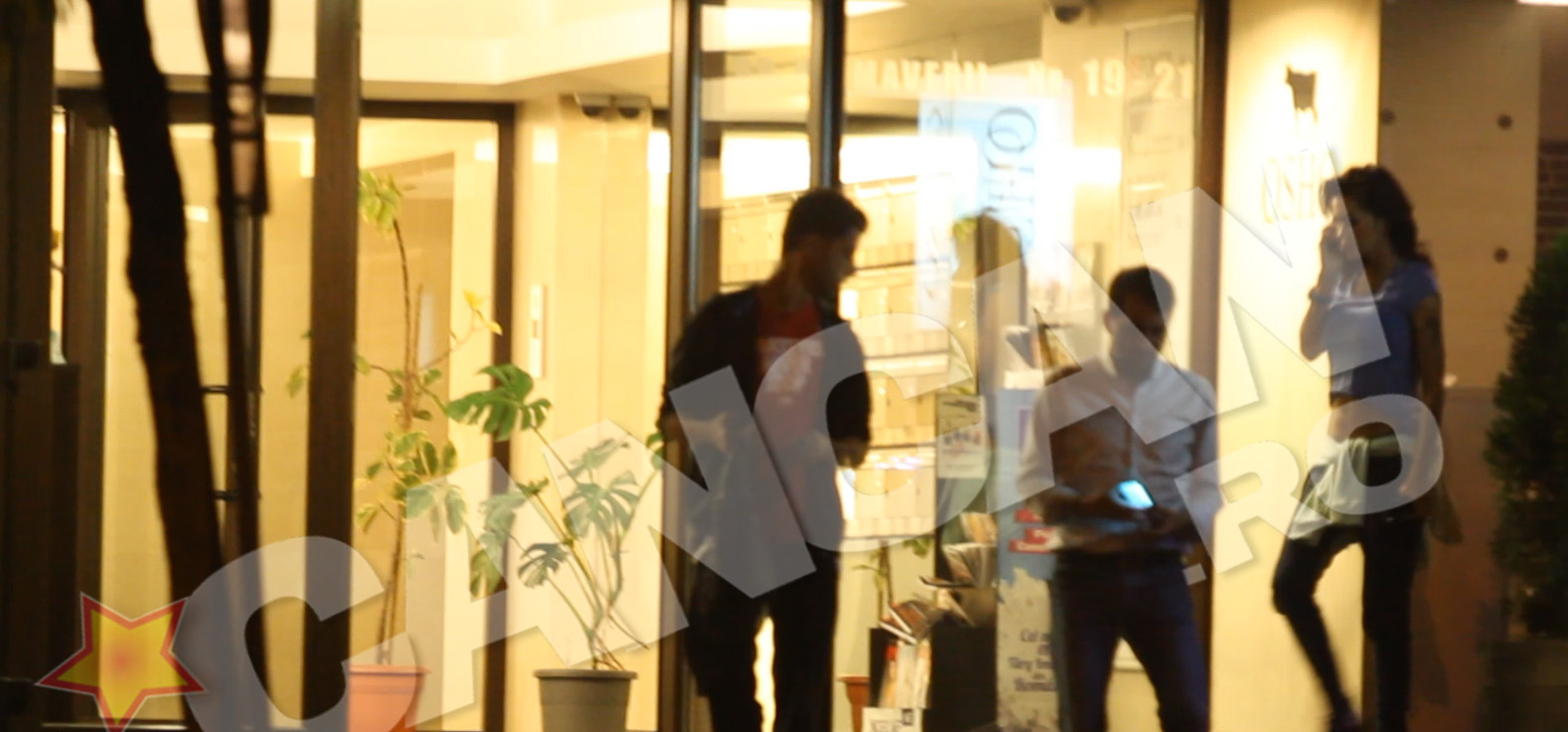 Alex ii tine geanta Oanei cat timp ea vorbeste la telefon