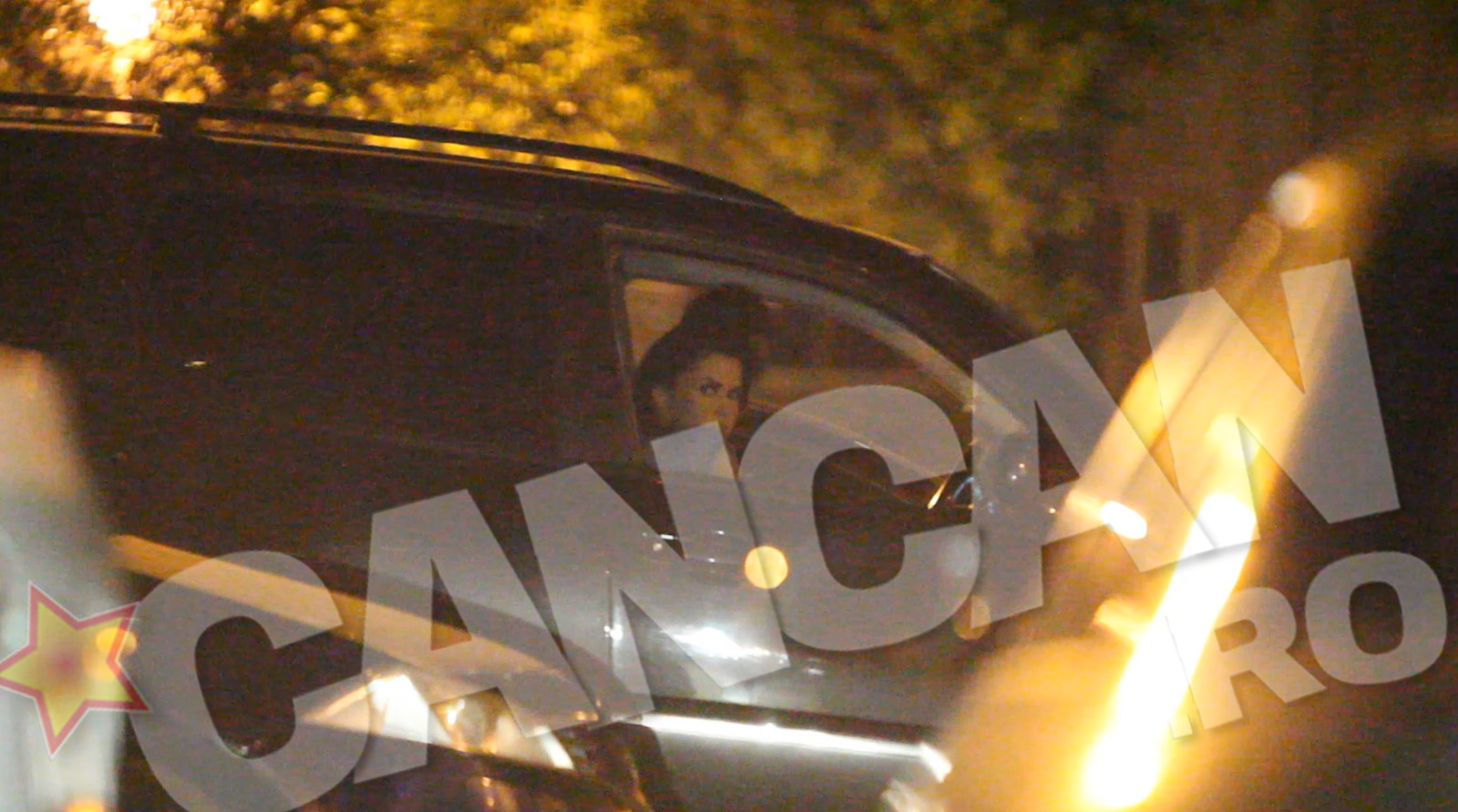 Vedeta si Alex astepta in masina cateva zeci de minute