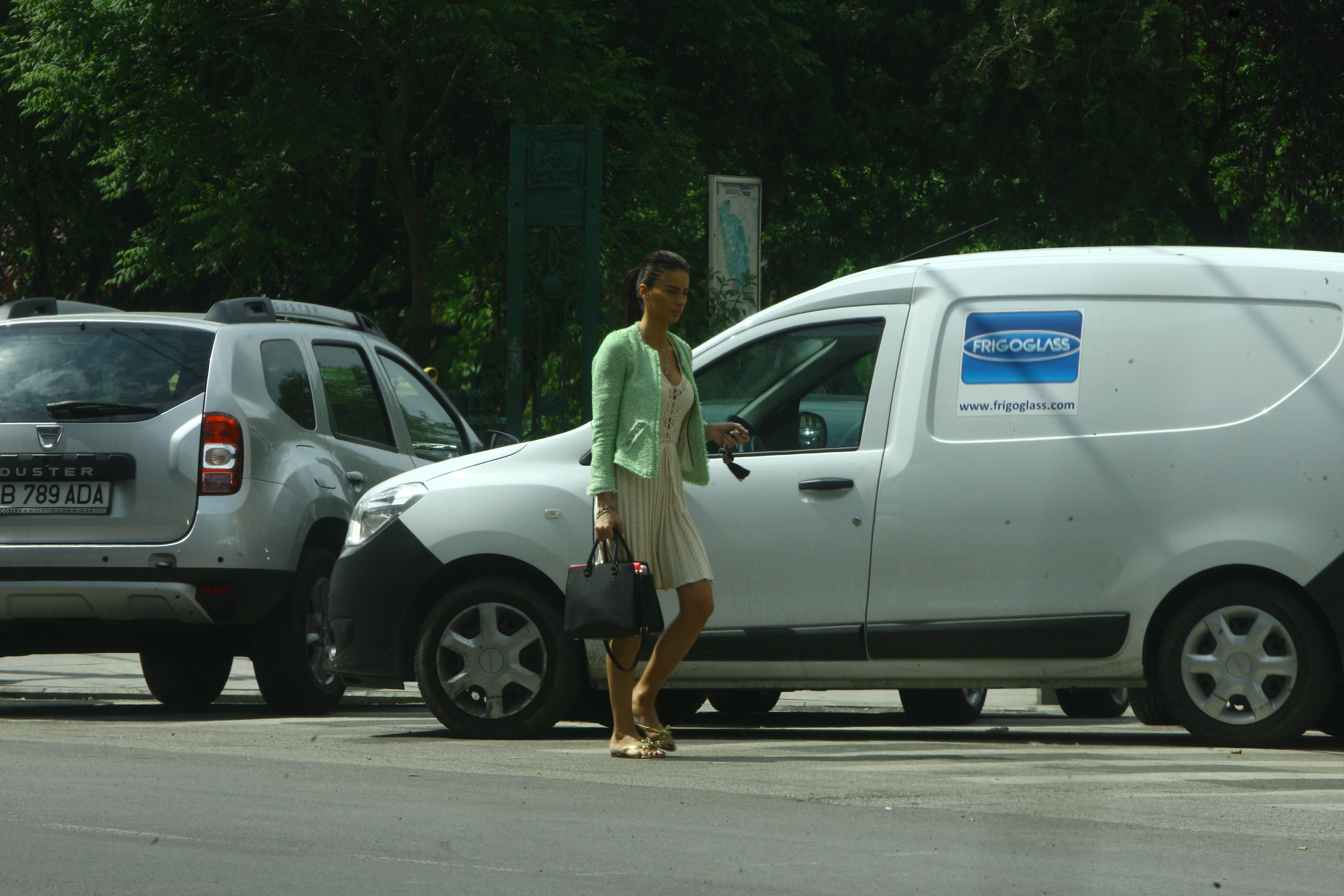 Stirista a renuntat la pantofii cu toc, pe care ii purta atunci cand a coborat din masina