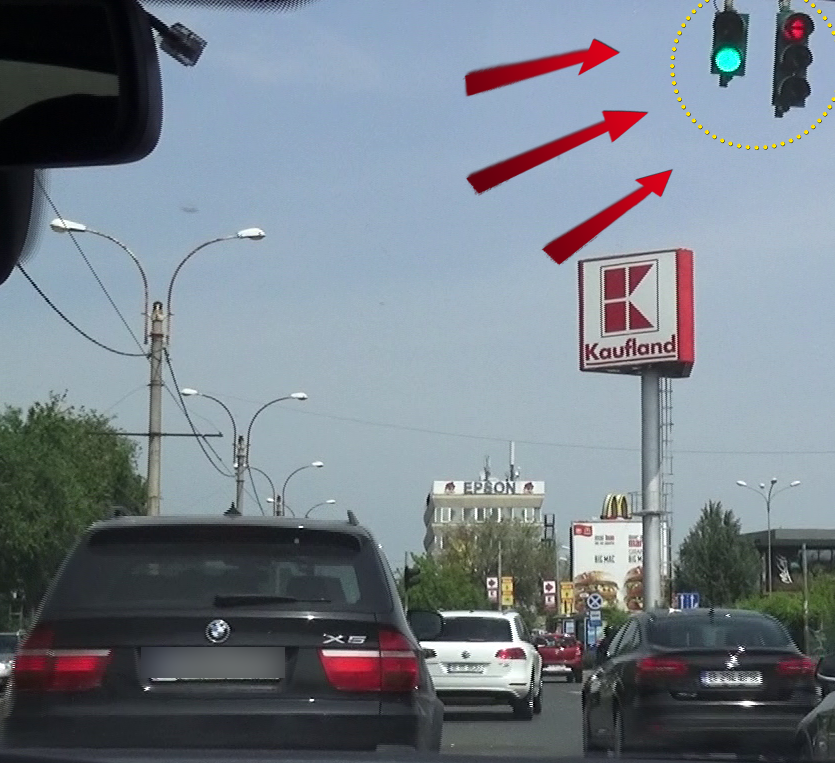 Chiar daca semaforul este rosu pentru schimbarea directiei de mers, Sumudica trece fara probleme