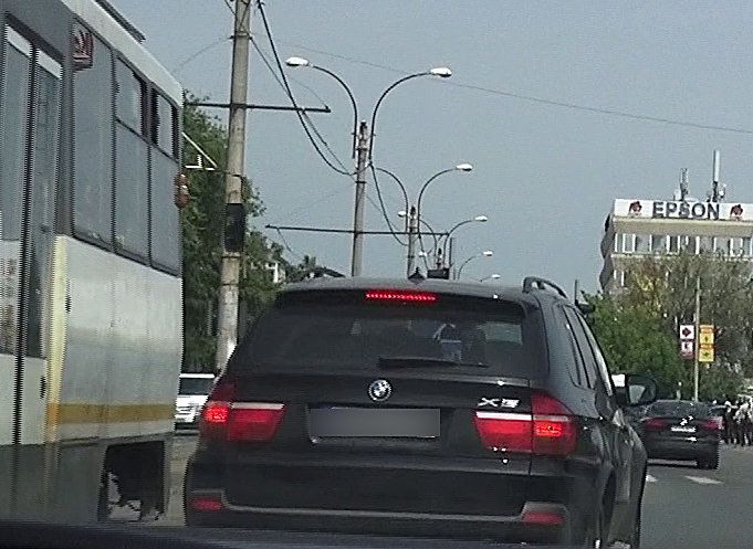 Sumudica a vazut in ultimul moment tramvaiul si a tras de volan