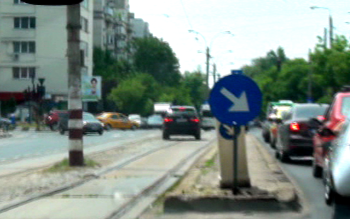 Sumudica a depasit coloana prin fata statiei de tramvai si s-a asezat primul la semafor